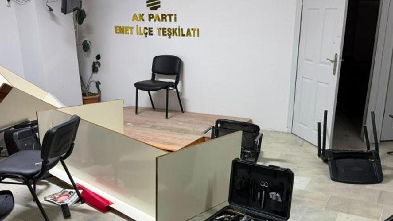 Emet'te AK Parti İlçe Başkanlığı binasına gece yarısı saldırı